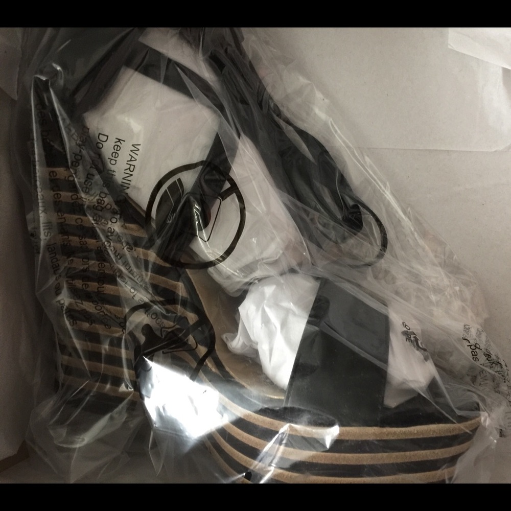Vacation Chic Strappy Sandals - Picture 2 of 3